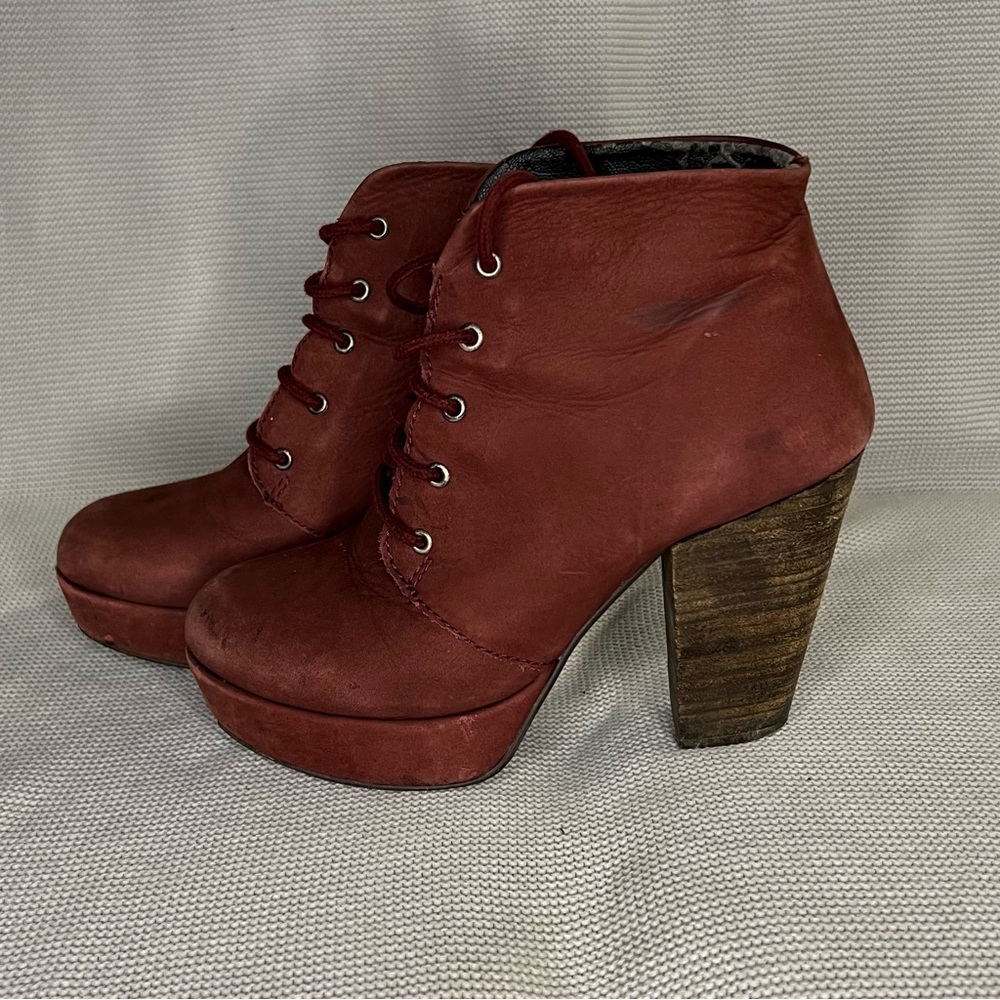 Steve Madden 6 platform maroon colored booties